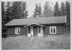 Hus med veranda. E 280.083.  Mossebo