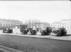 Taxistation med bilar på torget vid Kungsgatan. Vänersborg