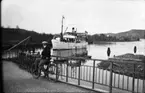 Lilla Edet 1931. Kanalångaren skall just löpa in i slussen.