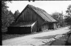 Ladan till ett ödetorp på Lygners vider vid landsvägen mellan Fjärås och Sätila. Juni 1934.