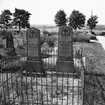 Järbo, Dalsland. Bröderna Petter J:son Aspelunds och Johannes Jonason Aspelunds gravar på socknens kyrkogård. 6 Aug 1944.