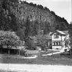 Halleberg. Häckle ättestupa. Där trädgården framför huset t.h. nu ligger låg ännu för några år sedan Odens damm (Urds brunn).  29 Maj 1946.