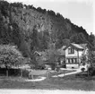 Halleberg. Häckle ättestupa. Där trädgården framför huset t.h. nu ligger låg ännu för några år sedan Odens damm (Urds brunn).  29 Maj 1946.