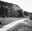 Halleberg. Hednaplatsen (Tingsplatsen) med Häckle ättestupa i bakgrunden. 29 Maj 1946.