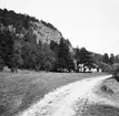 Halleberg. Hednaplatsen (Tingsplatsen) med Häckle ättestupa i bakgrunden. 29 Maj 1946.