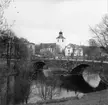 Svenljunga. Den gamla landsvägsbron över Ätran, med Svenljunga kyrka. 13 Maj 1946.