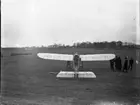 Flygmaskin. Fotot kan vara taget på Holmängen Vänersborg, då är det Niklasberg man ser i bakgrunden.