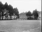 Hus på Drottninggatan. Fotograferat från planen framför gamla läroverket.
Foto fr. ca 1916.