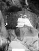Två kvinnor sittandes på en klipphylla.