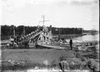 Muddringsarbete vid nya trafikkanalen, klar 1916.
Mudderverkets namn är Neptunus. I bakgrunden den helt nya Dalbobron, rivs 1965.
Foto fr. ca 1916.