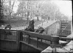 Kvinna på slussport. Del av 1844-års linje i Trollhättan.