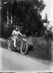 Kvinna på motorcykel.