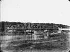 Lastångaren Gustafsfors I på nedgång, passerar Dalbobron i Vänersborg.

Denna bro  togs i bruk redan 1913 och revs 1965. Bron var 60 m lång, körbanans bredd drygt 4,5 m samt ca 1 m bred gångbana. Manövreringen skedde på elektrisk väg, och att öppna resp. stänga bron tog ca 90 sek. Bron blev efterhand enkelriktad med hjälp av ljussignaler.
Nya Dalbobron invigdes 13 december 1962.

Gustafsfors I byggd 1882 i Gustafsfors. 1939 omnamnad till Långö.