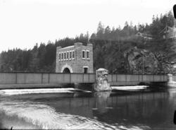 Strömkarlsbron över Göta älv, fungerar även som en fördämnin