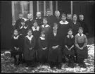 Skolbarnen i Stenbackens skola läsåret 1919-1920, Ernst Andersson från Lärsbo, Hjärtum 1910-05-05, Agnar Andersson från Örsbo, Hjärtum 1910-12-16, Axel Andersson från Örsbo, Hjärtum 1909-05-08, Ture Hansson från Lärsbo, Hjärtum 1907-02-15, Georg Gustavsson från Norra Hagen, Hjärtum 1909-06-26, Allan Eriksson från Brevik, Hjärtum 1913-05-21 och Ragnar Andersson från Arnstorp (Torpängen), Hjärtum 1913-04-12. Hildur Hansson från Lärsbo, Hjärtum 1909-07-01, Anni Alexandersson från Ingelstorp, Hjärtum 1909-04-28, Emma Andersson från Lärsbo, Hjärtum 1907-02-22 och Anna Svantesson från Ingelstorp, Hjärtum 1906-05-19. Astrid Johansson från Lärsbo (Lunnebergsmaden), Hjärtum 1912-04-08, Alice Johansson från Ingelstorp, Hjärtum 1913-07-24, Märta Johansson från Ingelstorp, Hjärtum 1911-04-17, Lärarinnan Anni Johansson, Ester Alexandersson från Ingelstorp, Hjärtum 1911-04-17 och Elsa Svantesson från Ingelstorp, Hjärtum 1910-02-11.