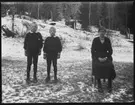 Syskonen Axel Andersson, Hjärtum 1909-05-08, och Agnar Andersson, Hjärtum 1910-12-16, från Örsbo och lärarinnan Anni Johansson