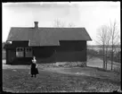 Stenbackens skola 1921 - lärarinna okänd. I bakgrunden syns Öresjö