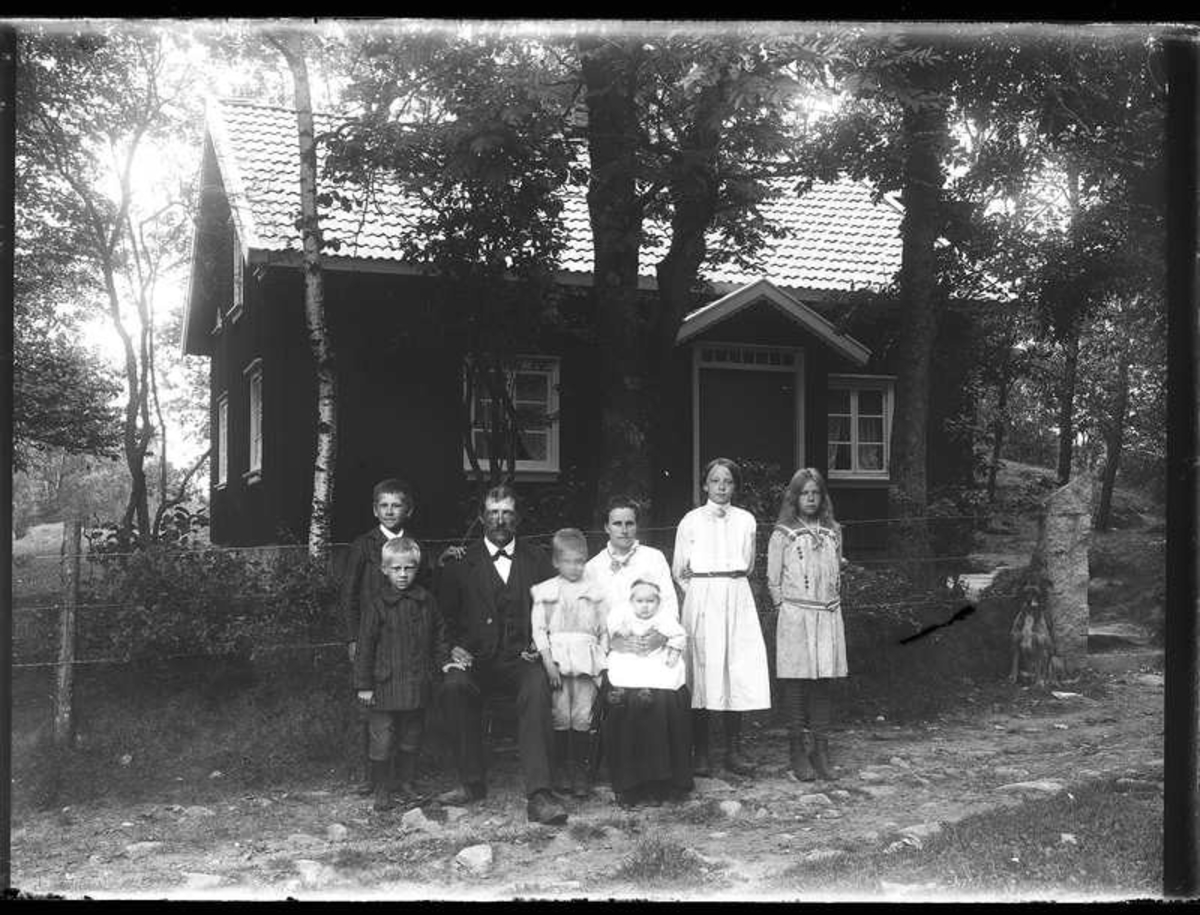 Olof Jonssons text: "Edvard Persson, Ryketorpet 13 aug. 1916." 

Enligt församlingsboken 1900-1917 så bestod familjen av Johan Edvard Eriksson, Naglum 1867-02-20, (Edvards far hette Erik Magnus Persson), Gerda Mathilda Magnusdotter, Frändefors 1887-01-01, barnen: Anna Fredrika, Vassända-Naglum 1903-09-14, Maria Kristina, Vassända-Naglum 1905-11-22, Erik Artur, Vassända-Naglum 1907-02-01, Ture Gerhard, Vassända-Naglum 1909-03-30, Anders Verner, Vassända-Naglum 1911-01-12, Olga Matilda, Vassända-Naglum 1915-11-30.
