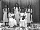 Signe Johansson, Hjärtum 1896, Anna Johansson, Hjärtum 1891-01-05, okänd, okänd, Hilda Johansson, Hjärtum 1900-04-27, som lucior med utslaget hår i Brevik.