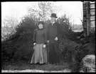 Hilda och Johan Jonsson, Hjärtum 1880-11-01 vid gaveln på det gamla boningshuset på Torpet (Arnstorp)