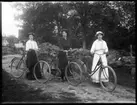 Olof Jonssons text: Gulla, Signe och Ellen med cyklar i Lärsbo, 5 sept 1915