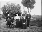 Familjen Johan Pettersson i Brevik: Signe, Hjärtum 1896, Johan Pettersson, Hjärtum 1868-08-01, med dottern Hilda, Hjärtum 1900-04-27, i knät, Gerda, Hjärtum 1893-10-15, Anna, Hjärtum 1891-01-05, Charlotta Pettersson (född Larsdotter), Väne Ryr 1858-04-15, Karl, Hjärtum 1888-05-14, i soldatuniform.