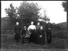 Familjen Johan Pettersson i Brevik: Signe, Hjärtum 1896, Johan Pettersson, Hjärtum 1868-08-01, med dottern Hilda, Hjärtum 1900-04-27, i knät, Gerda, Hjärtum 1893-10-15, Anna, Hjärtum 1891-01-05, Charlotta Pettersson (född Larsdotter), Väne Ryr 1858-04-15, Karl, Hjärtum 1888-05-14, i soldatuniform.