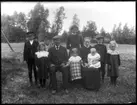 Olof Jonssons text: Gustaf Olssons familj i Draget, 3 aug. 1913 Familjen bestod av Gustaf Olofsson, Väne-Ryr 1863-06-24, Sofia Kristiansdotter, Hjärtum 1872-08-07, Augusta Charlotta, Bäve 1898-08-01, Olof Hjalmar, Bäve 1900-11-29, Karl Bertil, Bäve 1903-03-17, Svea Linnea, Bäve 1906-02-25, Gunhild Sofia, Bäve 1908-03-05, Ellen Matilda, Bäve 1909-12-19, Berta Ingegärd, Bäve 1911-12-07 och Naima Eleonor, Bäve 1915-07-08 (- som inte finns med på kortet som är taget 1913)