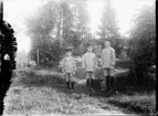 Erik, Hjärtum 1919-07-26, Nils, Hjärtum 1918-01-09, och Sven, Hjärtum 1915-05-14 finklädda för att börja skolan.