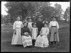 Gerda Johansson, Hjärtum 1893-10-15, Jeanna Jonsson, Hjärtum 1874-04-03, Signe, Johansson, Hjärtum 1896, Hilda Johansson, Hjärtum 1900-04-27, Okänd, Anna Johansson, Hjärtum 1891-01-05, Okänd i trädgården på Torpet (Arnstorp)