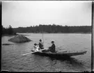 Hilda, Ester, Valdemar, Johan Jonsson, Hjärtum 1880-11-01, och Abraham Jonsson, Hjärtum 1875-01-13, som ror ekan. Valdemar har ett fiskspö i handen. Bilden är tagen vid Sundet sett från Arnstorps strand.