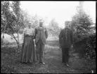 Midsommar 1912: Anna Beata (född Berntsdotter), Hjärtum 1864-03-19, Teodor Berntssons Björn, soldat nr 79, Forshälla 1866-01-08, och sonen Karl, Bäve 1890-09-29, i militäruniform.