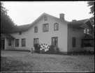 Bilden är tagen på Stora Almås - Av församlingsboken (1916-1933) framgår att familjen Nilsson äger Stora Almås - familjen bestod av Gustaf Adolf Nilsson, ? 1871-09-20, hustrun Anna Lovisa född Larsdotter, Tvååker 1871-11-09, barnen: Nils Alfred, ? 1896-06-05, Gustaf Erik, Tvååker 1897-07-31, Tvååker Ester Helena 1901-01-18, Ruth Elin, Tvååker 1803-01-15, Anna Justina, Tvååker 1905-02-21, Carl Herman, Tvååker 1907-05-27, Olof Ragnar, Tvååker 1908-11-20, Maja Dagny Lovisa, Tvååker 1911-07-04 och Torsten Gustaf Adolf, Vassenda Naglum 1916-06-02