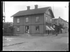 Olof Jonssons text: Charls Andersons och Gustaf Svenssons hus i Strömslund den 15 sept. 1913. På trappan till byggnaden står troligen handlanden Charles Anderssons döttrar Lilly Elisabeth, Vassenda-Naglum 1903 (enligt församlingsboken döfstum) och Elsa Mathilda, Vassenda-Naglum 1909 plus hans hustru Emma Kristina Magnusdotter, Norra Björke 1877.