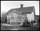 Familjen Ljunggren framför sitt hus i Marieström. Sonen Wilhelm Ljunggren står längst till höger på bilden