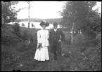 28 juni 1909, Karl Johansson, Hjärtum 1884-10-14, och hans fästmö Lovisa Olsson, bilden tagen med Öresjö och soldattorpet Viksängen i bakgrunden.