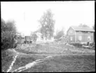 Det ljusa huset på bilden tillhör Fritjof Andersson med familj. Fritjof Andersson var född i Lunnestaken och hade själv byggt huset på Nornan 9 i början på 1900-talet. Hans fru Alma kom från Brevik och arbetade som sömmerska under den tiden de bodde i fastigheten. Dottern Elvy berättar att man sålde fastigheten i Strömslund när en av jordbruksfastigheterna i Hasselbacken vid Öresjö blev till salu. Elvy berättar att man då flyttade från ett nybyggt hus med elektricitet till ett gammalt hus på landet utan bekvämligheter.