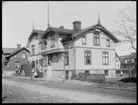 Olof Jonssons text: Solhem i Strömslund. Huset på bilden har en skylt Strömslunds Stuf & Sybehörsaffär, L? & E Rosengren och på utbyggnaden invid balkongen finns skylten Sol-Hem. Enligt församlingsboken så bodde 1910 här f d Folkskollärare Lars Rosengren, Hyllie 1842, hans hustru Maria Nilsson, ? 1867, och barnen: Hilma, ? 1867, Elina ? 1875, samt fostersonen Karl Högelund, ? 1897. Barnen på bilden okända. Huset till vänster på bilden tillhör fastigheten Yngve 2, Naglumsgatan 2 / Vassändagatan 25