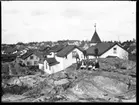 Vy över Strömslund - bilden tagen från en bergknalle sydväst om Missionskyrkan och innan kvarteret Eddan byggdes. I förgrunden syns Missionskyrkan och husen i kvarteret Ran. I bakgrunden kan man bl a se skolbyggnaden och Gustaf Svenssons hus beläget i korsningen Torsredsvägen / Strömslundsgatan.