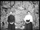 Gerda Johansson, Hjärtum 1893-10-15, och Anna Johansson, Hjärtum 1891-01-05, från Brevik framför ett bergsparti.