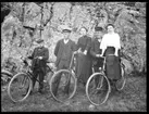 Velocipedistgrupp i Brevik 23 maj 1909:  Ernst Johansson, Hjärtum 1895-10-12, Karl Johansson, Hjärtum 1888-05-14, Gerda Johansson, Hjärtum 1893-10-15, Ivar Johansson, Hjärtum 1891-04-12, Anna Johansson, Hjärtum 1891-01-05, poserande med cyklar i Brevik.