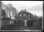 Familjen Johan Steiner.

Fotograf Olof Jonsson med familj på besök hos familjen Johan Steiner i Lunden, Ingelstorp. Bilden tagen i trädgården framför boningshuset. Erik Jonsson, Hjärtum 1919-07-26, Nils Jonsson, Hjärtum 1918-01-09, Sven Jonsson, Hjärtum 1915-05-14, Lars Steiner Karaby 1916-06-12, Anders Steiner Bjärby 1910-04-05, Johan Steiner, Tengene, 1871-11-19, Edit Steiner, Friel? Skaraborg, 1920-07-11, Sofia Steiner född Andersdotter, Tengene 1877-11-01, Svea Steiner, Karaby 1914-09-22, Olga Jonsson född Olsson, Forshälla 1891-05-12, Karin Steiner Bjärby 1913-08-02.