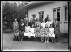 Stenbackens skola.

Bakersta raden: Herbert Samuelsson från Läresbo, Hjärtum 1913-08-28, Simon Samuelsson från Läresbo, Hjärtum 1913-08-28, Lars Steiner från Ingelstorp (Lunden), Karaby 1916-06-12, Gustav Johansson från Läresbo (Lunnebergsmaden), Hjärtum 1915-10-10

Mellersta raden (stående): Sven Jonsson från Arnstorp, Hjärtum 1915-05-14, John Jonsson från Arnstorp, Hjärtum 1916-12-08, Gunnar Andersson från Öresbo, Hjärtum 1914-07-31, Artur Rödlund från Sandviken, Forshälla 1916-01-16, Ingrid Gustavsson från Hagen, Hjärtum 1914-10-04, Arvine Frisk från Brevik, 1915-03-07, Ida Magnusson från Utby (Grankasen) 1915-03-28, Lärarinna Hildur Jakobsson, Norra Ving 1887-04-07,
Längst fram (sittande): Dagmar Jakobsson från Stenbacken (lärarinnans dotter) Vetlanda 1919-10-22, Svea Steiner från Ingelstorp (Lunden), Karaby 1914-09-22, Gudrun Samuelsson från Utby, Hjärtum 1914-12-28, Edit Johansson från Läresbo (Lunnebergsmaden), Hjärtum 1917-10-03, Karin Steiner från Ingelstorp (Lunden), Bjärby 1913-08-02, Agnes Gustavsson från Hagen, Hjärtum 1916-09-04, Sigrid Samuelsson från Läresbo, Hjärtum 1915-06-25, Ellen Alexandersson från Ingelstorp, Hjärtum 1916-04-01, Herta Jakobsson från Stenbacken (lärarinnans dotter), Hjärtum 1921-10-28.