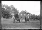 Erik och Johan Steiner

Erik Steiner, Domkyrkoförsaml. Gbg 1901-07-01, och hans far Johan Steiner, Tengene, 1871-11-19, med två hästar framför boningshuset i Lunden, Ingelstorp