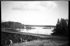 Nuvarande väg 2027 vid Hedetorpet

Foto av den nyanlagda Öresjövägen mellan Trollhättan och Sågbron vid Hedetorpet med Öresjö i bakgrunden. (Vägen byggdes i början av 1940-talet)