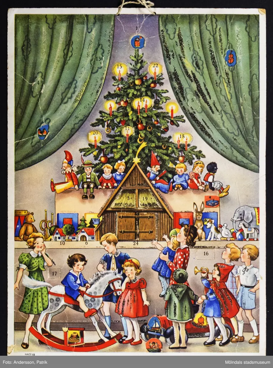 Adventskalender med glitter, troligtvis från 1940-talet. 
Kalendern fick Gunilla Ferm tillsammans med sina systrar Birgitta och Kristina.
I övre kanten på kalendern finns två hål med ett snöre för upphängning.