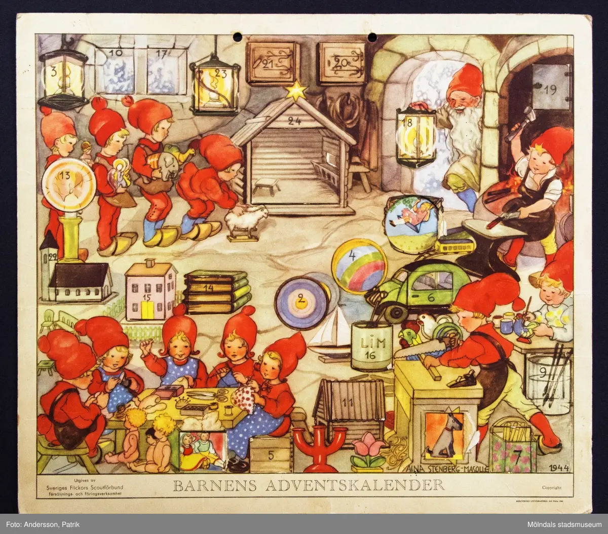 Barnens adventskalender från december 1944 utgiven av Sveriges Flickors Scutförbund. Motivet är tecknat av Aina Stenberg - Masolle. Kalendern fick Gunilla Ferm tillsammans med sina systrar Birgitta och Kristina. Kalendern gick i omtryck 1976.
I övre kanten på kalendern finns två hål för upphängning.