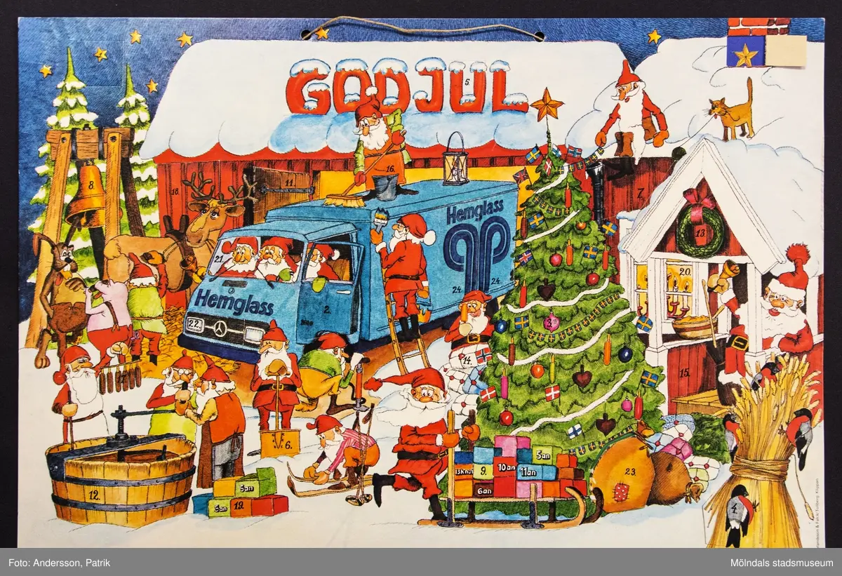 Adventskalender från december 1976 utgiven av Hemglass.
I övre kanten på kalendern finns två hål med ett snöre för upphängning.