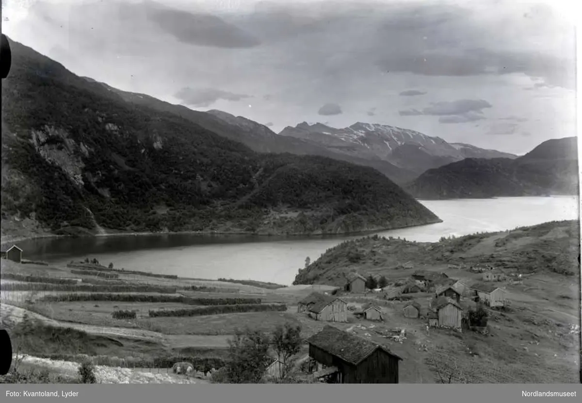 Landskap fra Leirfjord mot nordøst. Bebyggelse i forgrunnen. Hesjer.
Kvantolands protokoll: Leirfjordgarden.
