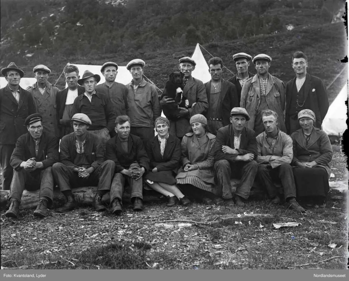 Gruppeportrett. 19 personer fortografert foran 4 telt.
Kvantolands protokoll: Telefonarbeidslag ved Bonåsjøen. 
Se SLH.F.000001-01202